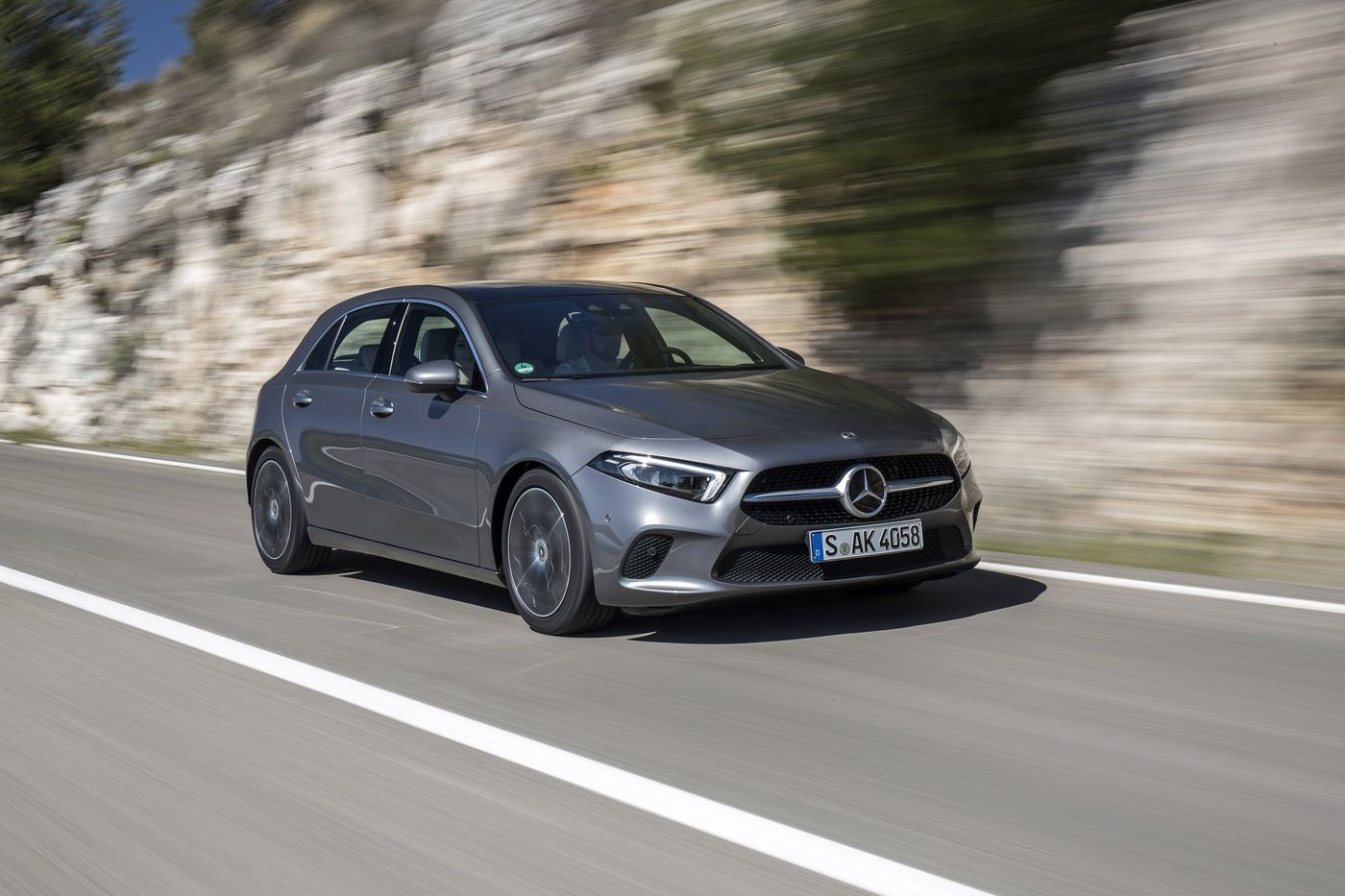 Grijze Mercedes-Benz A-Klasse rijdend op een bergweg